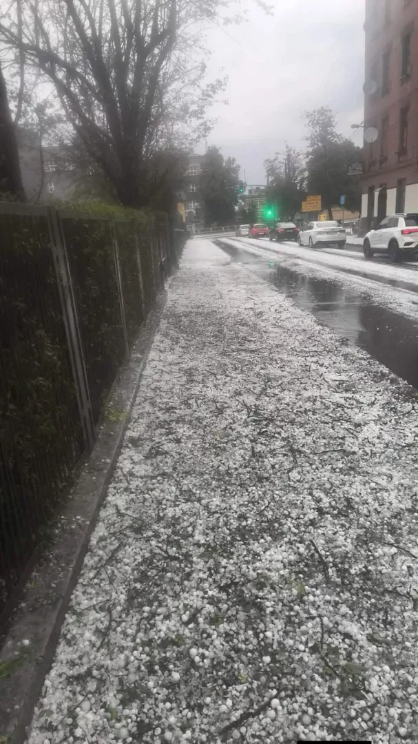 W Chorzowie woda spływająca po ulicach niosła ze sobą potoki gradzin