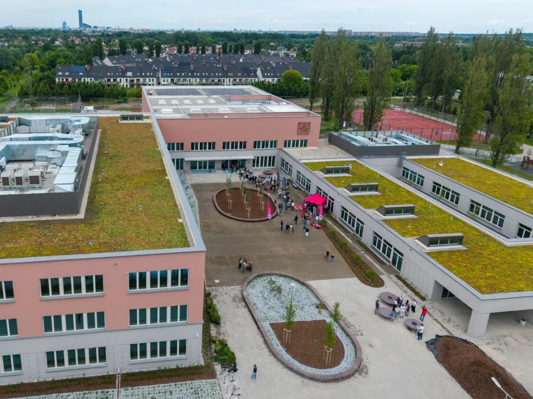 Piknik sportowy w nowej szkole we Wrocławiu. Placówka kosztowała około 100 mln zł