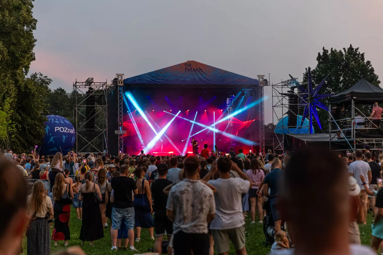 Mocne zakończenie #NaFalach. Roxie Węgiel, młodzi raperzy i Dawid Kwiatkowski