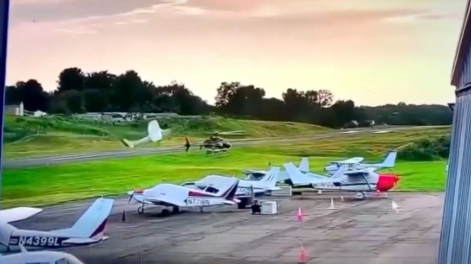 Samolot wleciał w policyjny helikopter nad samym lądowiskiem. Zginął pilot, 2 osoby ranne