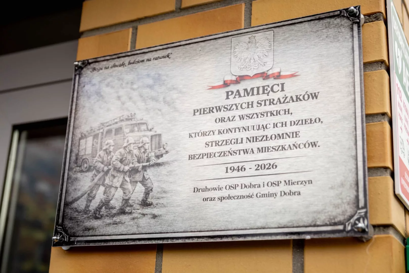 OSP Dobra świętowała 80-lecie. Uroczysty apel, nowy proporzec i nietypowy prezent od niemieckich strażaków