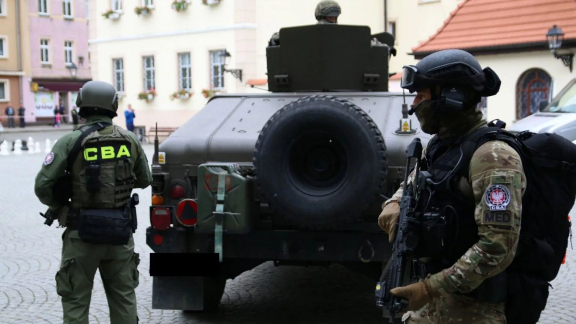Mieli dostarczyć wojsku sprzęt niezgodny ze specyfikacją. Dwóch przedsiębiorców aresztowanych