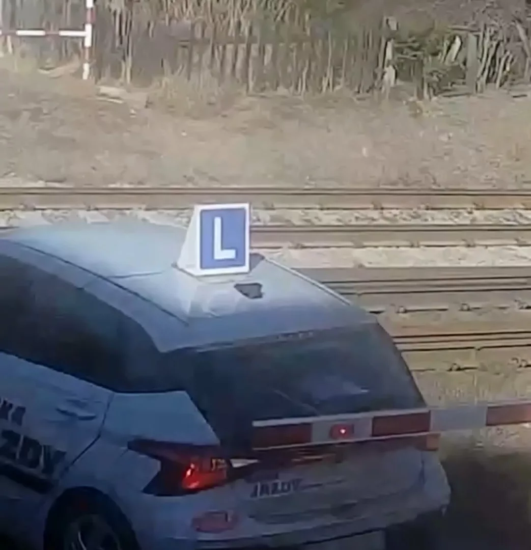Samochód nauki jazdy wjechał na przejazd na czerwonym. Potem zaczął manewrować na torach