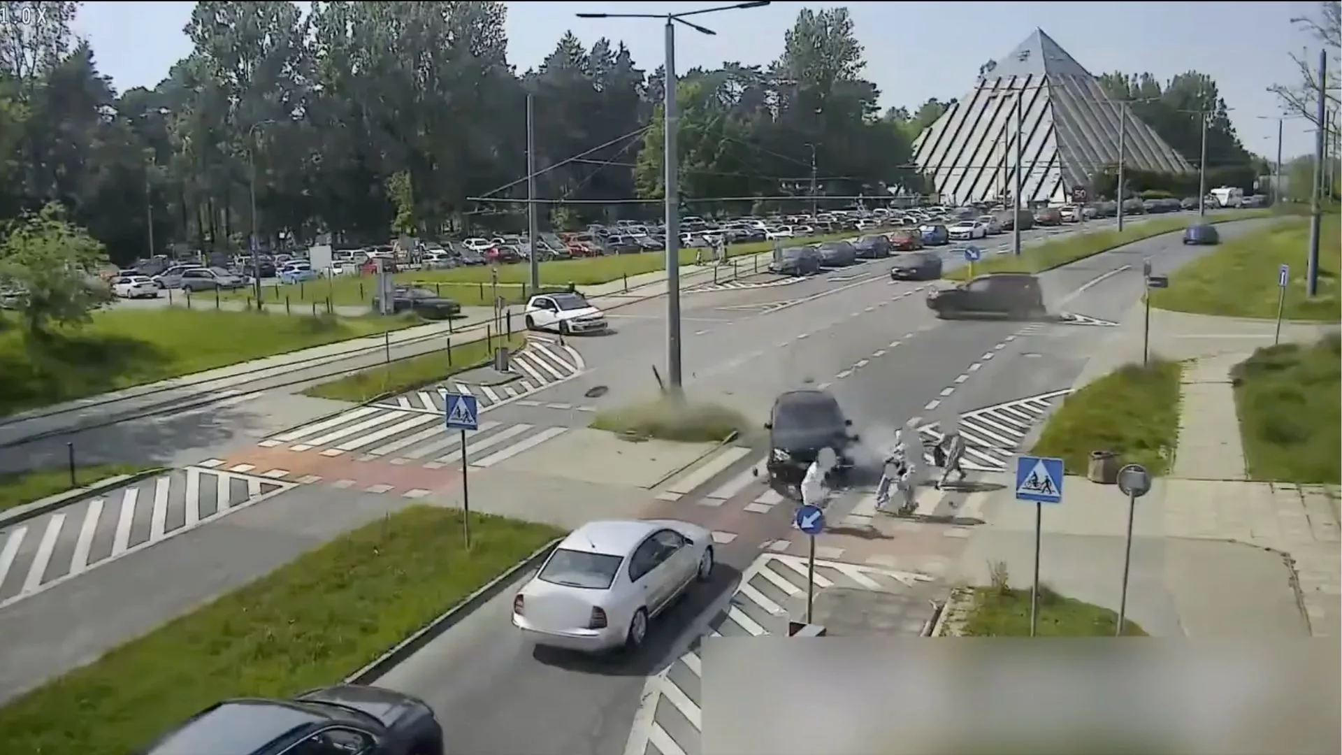 Mercedes wpadł na przejście pełne pieszych. Sąd wskazał winnego kolizji w Tychach