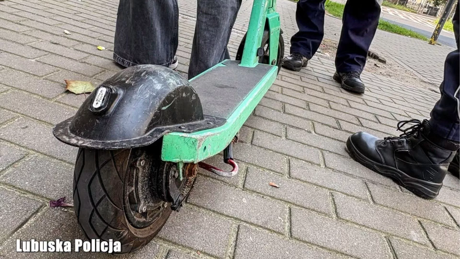 Nastolatki uciekają policji na elektrycznych hulajnogach. Seria pościgów w całej Polsce