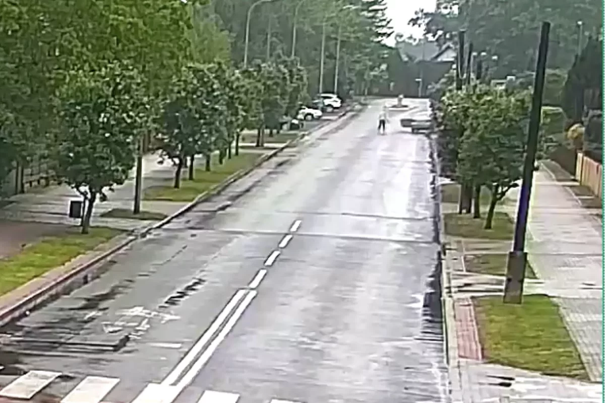 Wysiadł z jadącego Mercedesa. Auto samo pojechało dalej i uderzyło w ogrodzenie
