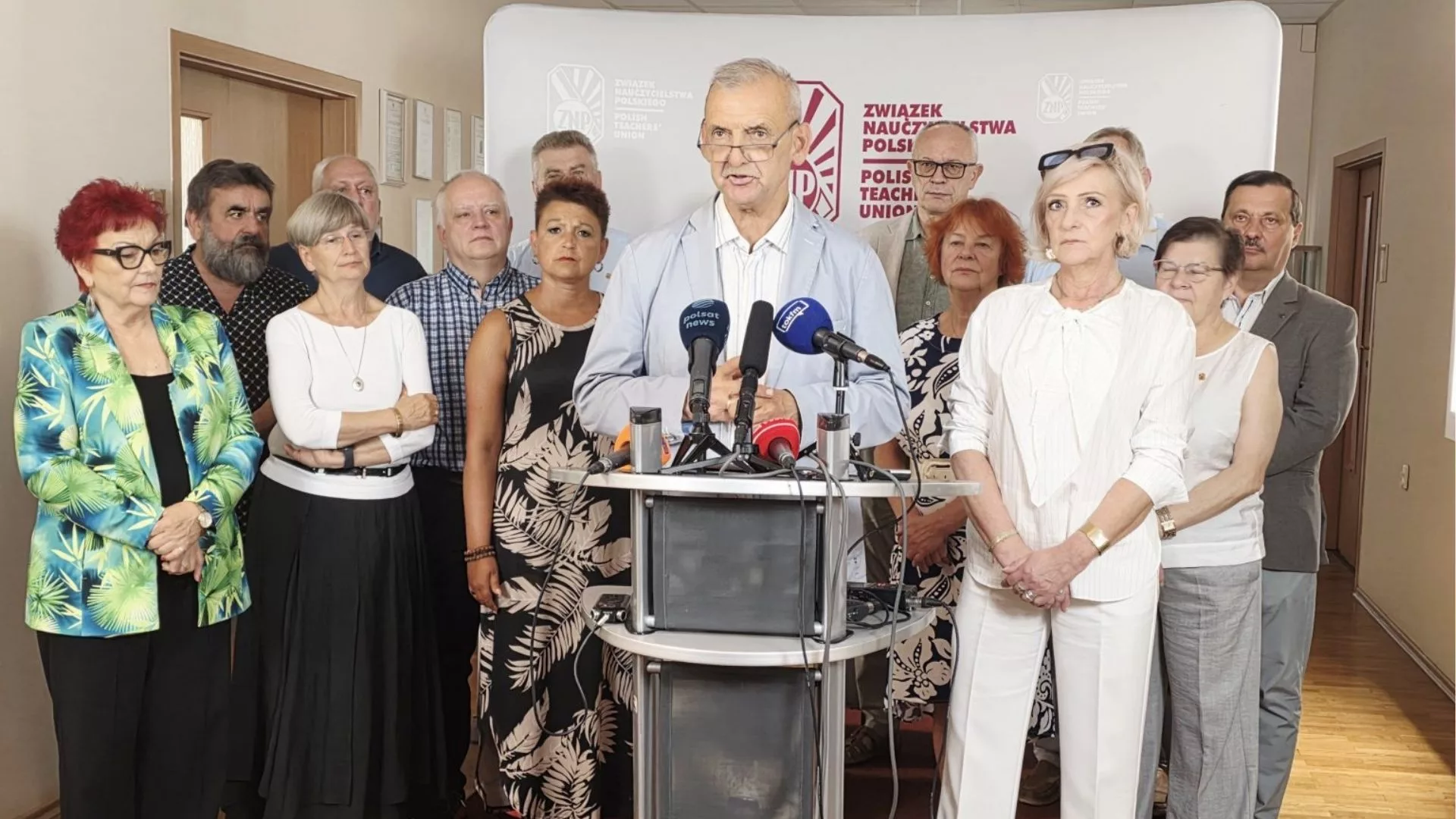 „Czerwona kartka dla rządu”. Nauczyciele protestowali przed kancelarią premiera