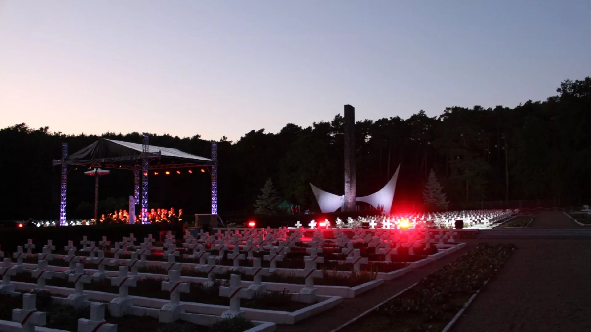 Niezwykły koncert na wojennym cmentarzu. Opera na Zamku wystąpi w Starych Łysogórkach