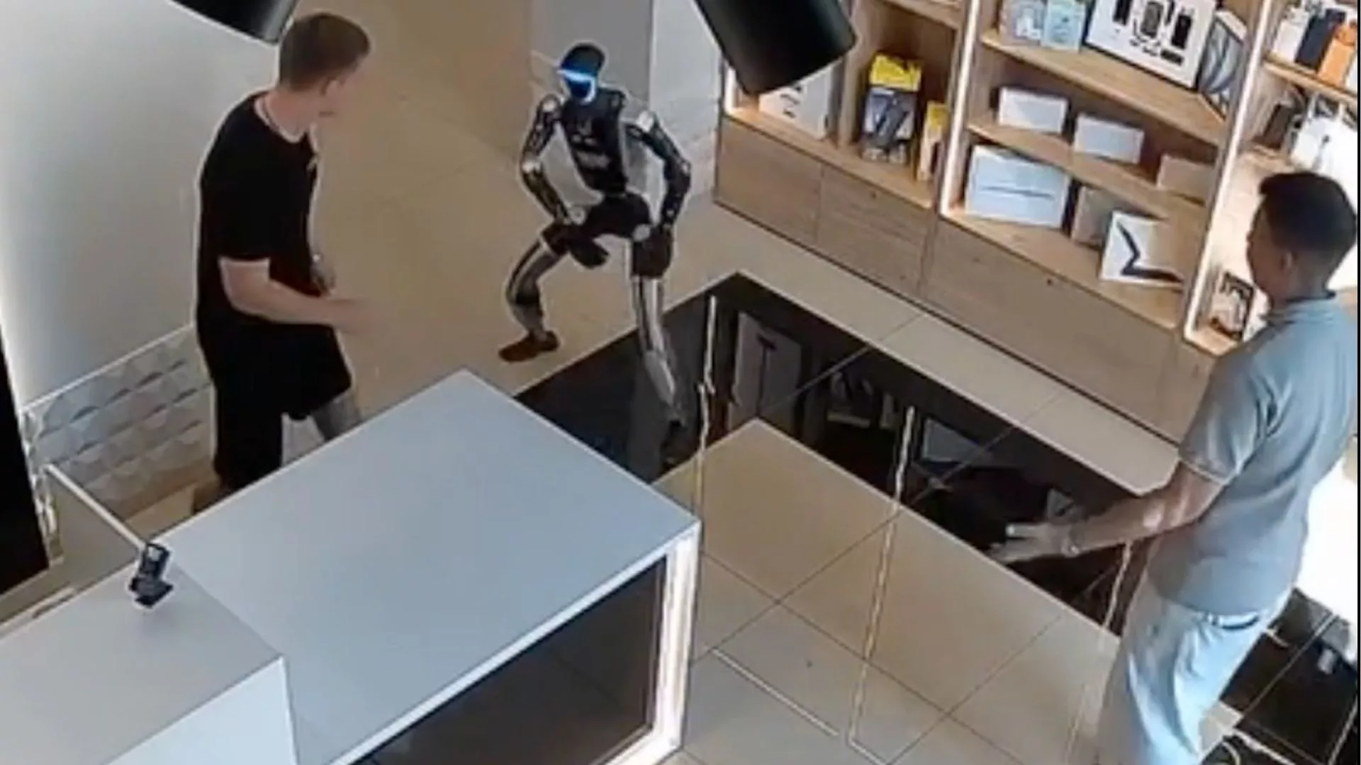 Robot „zaatakował” klienta w sklepie w Rosji. Nagranie podbija internet