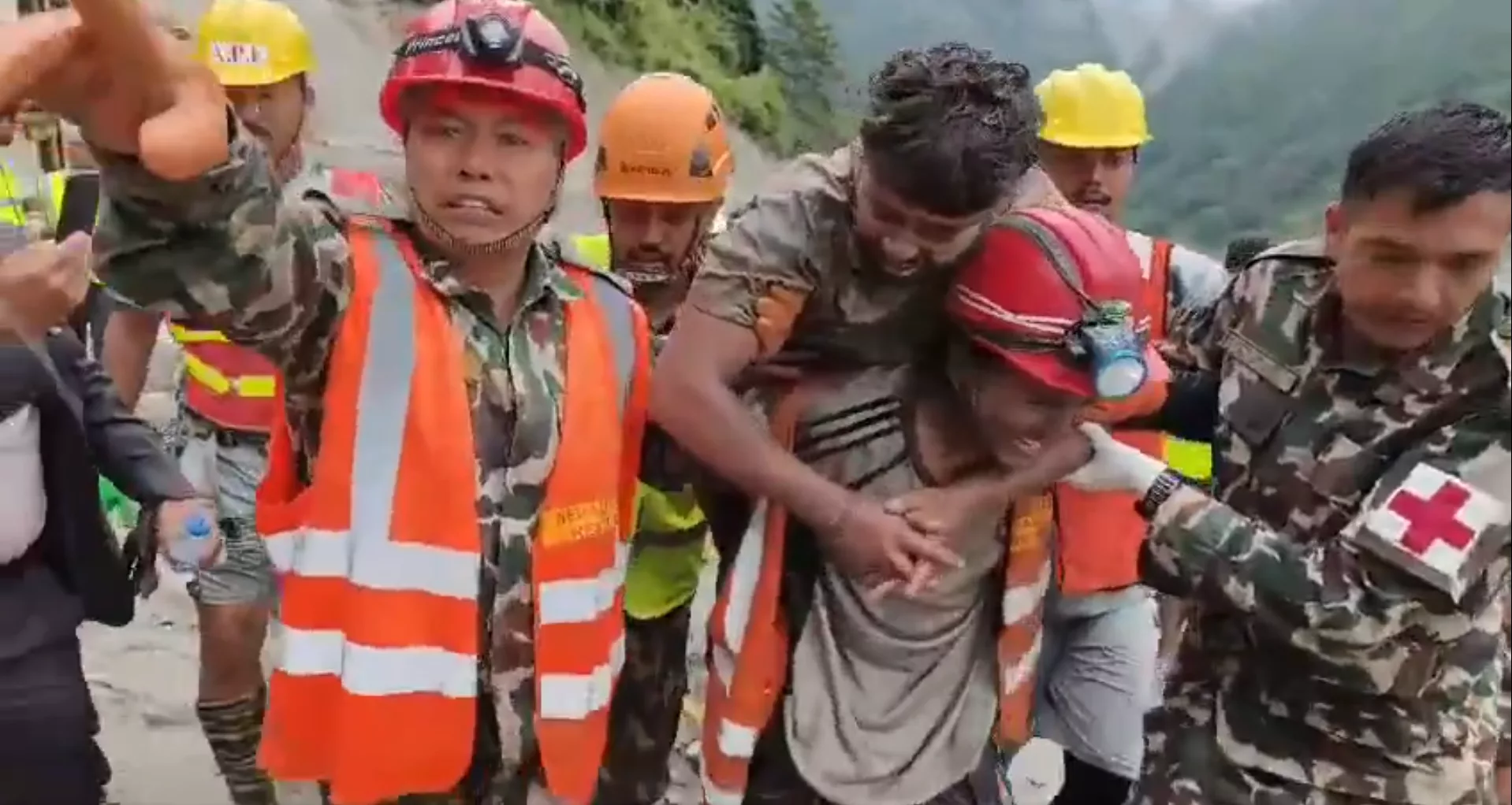 Dziesięć dni po katastrofie znaleźli ich żywych. Niezwykła akcja ratunkowa w Nepalu