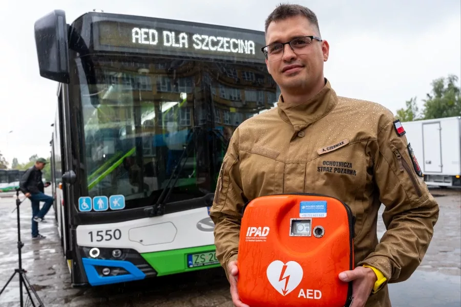 Defibrylatory AED trafią do 274 autobusów i tramwajów w Szczecinie