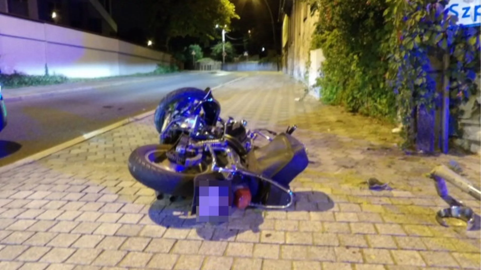 Uciekał skradzionym motocyklem z dwiema osobami. Pościg zakończył się uderzeniem w słup