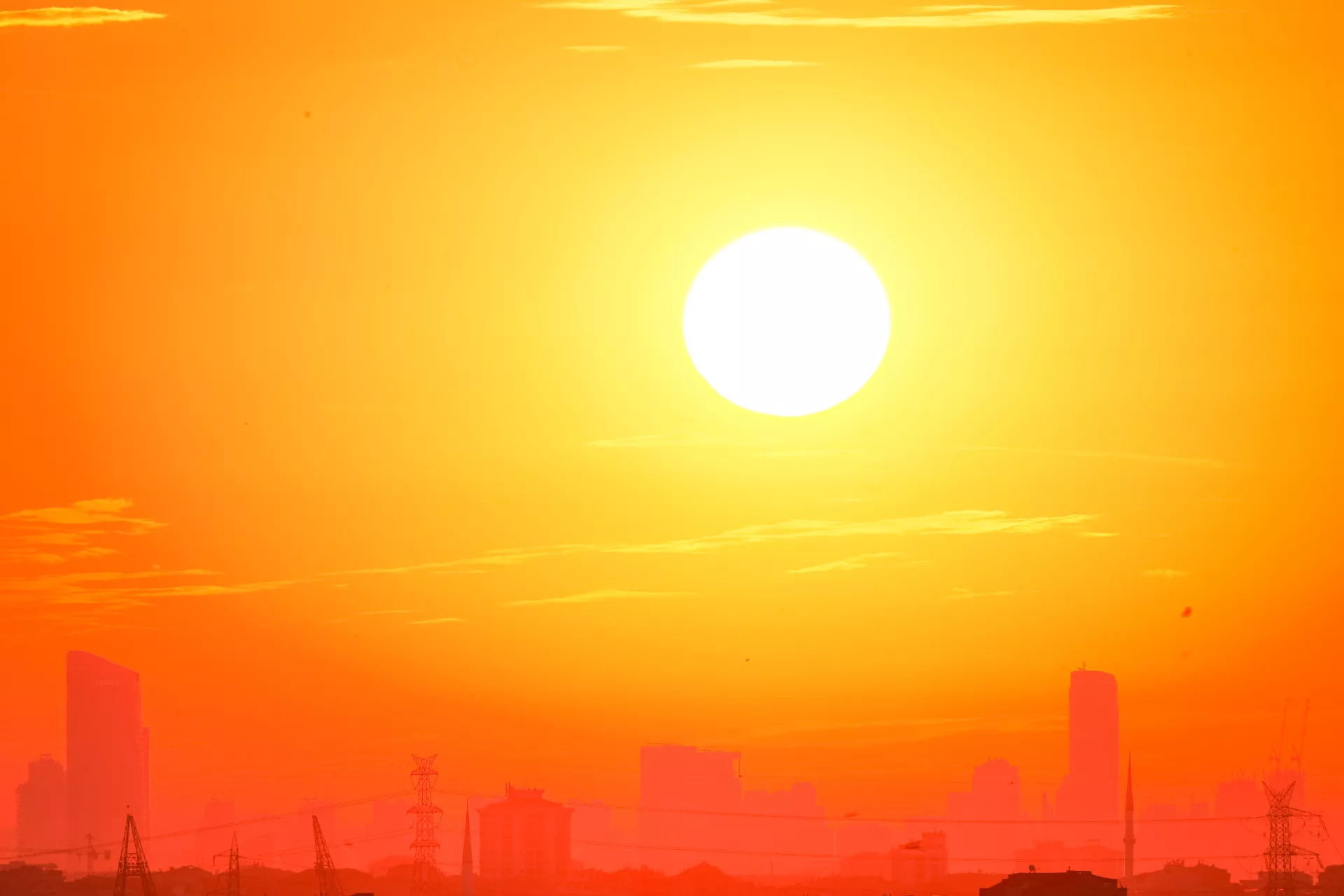 WMO ostrzega przed smogiem po pożarach i falach upałów
