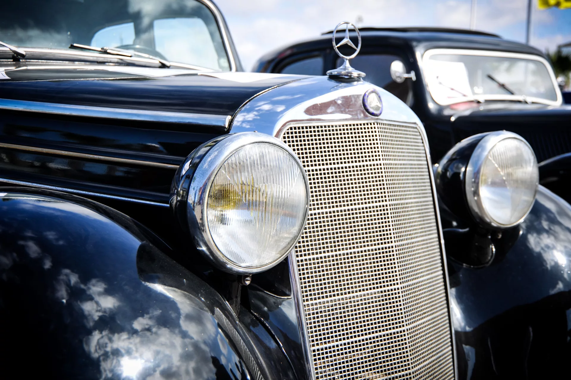 Prawie 90-letni Mercedes odnaleziony na Węgrzech. Ponad pół wieku stał w garażu