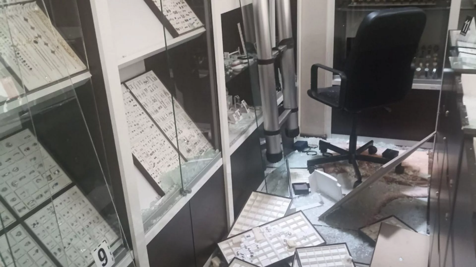 Włamali się do jubilera przez dach galerii. Łupem padła biżuteria za blisko 400 tys. zł