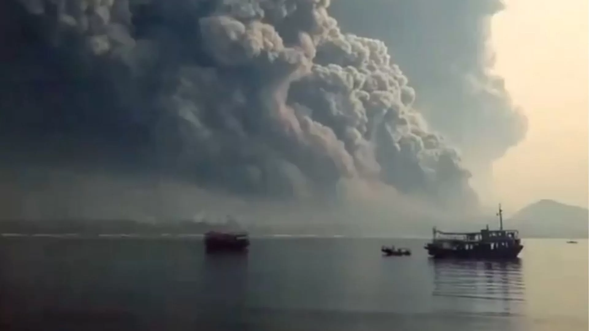 Osiem osób zaginęło w pobliżu Anak Krakatau. Wśród nich pięciu dziennikarzy