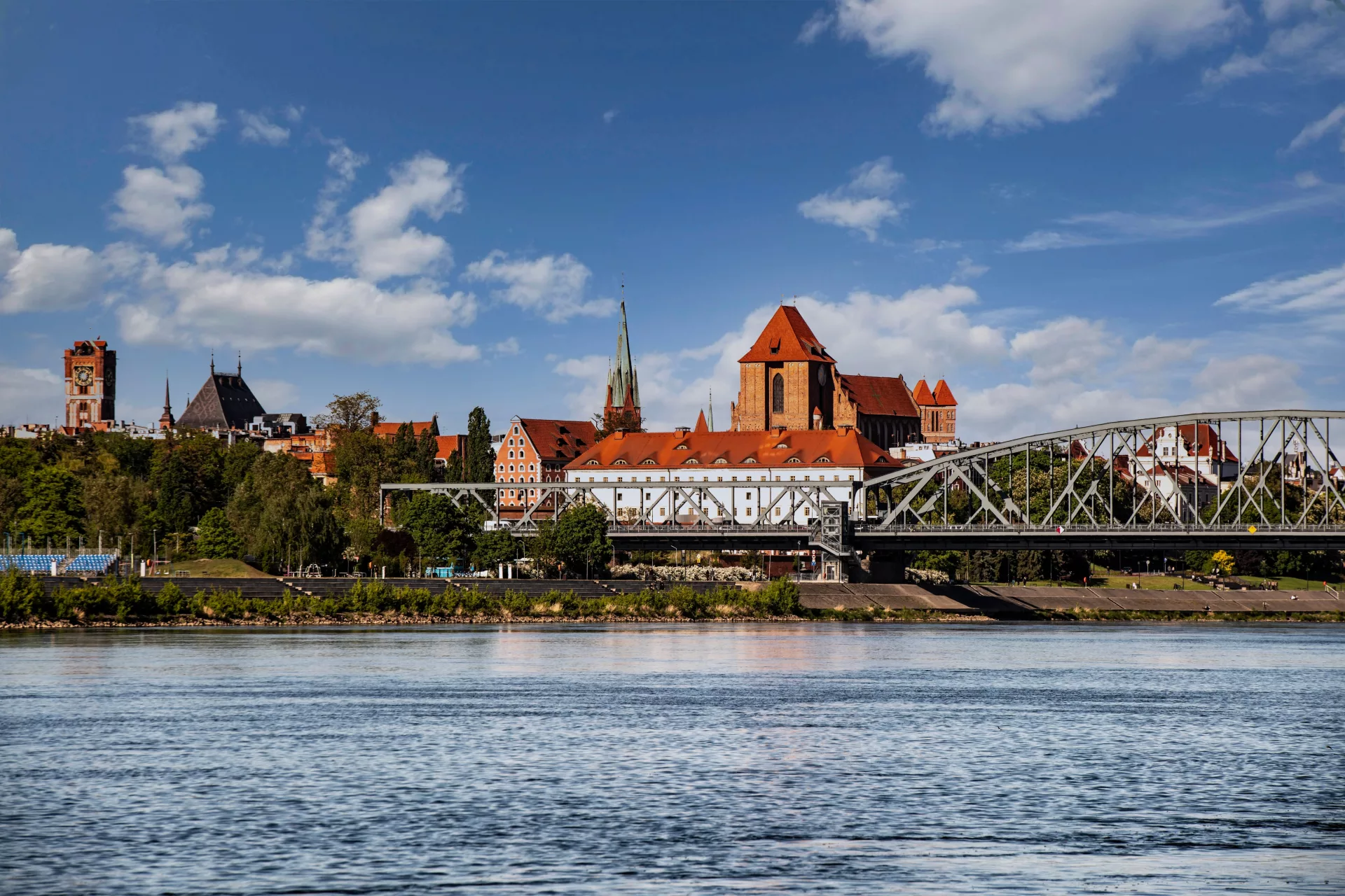 Nowy most przez Wisłę w Toruniu. Są dwa warianty trasy i konstrukcji