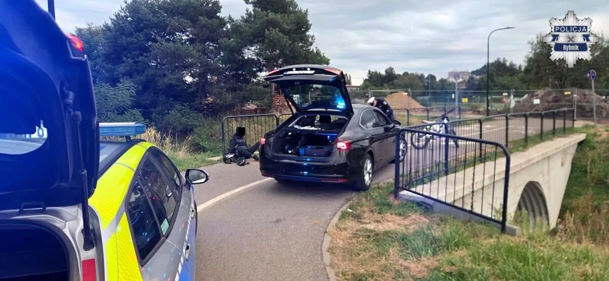 14- i 16-latek uciekali przed policją na elektrycznych motocyklach. Pościg zakończył się na barierkach