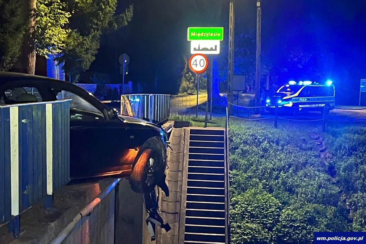 Pijana 40-latka przebiła bariery mostu. Rover zawisł nad kanałem
