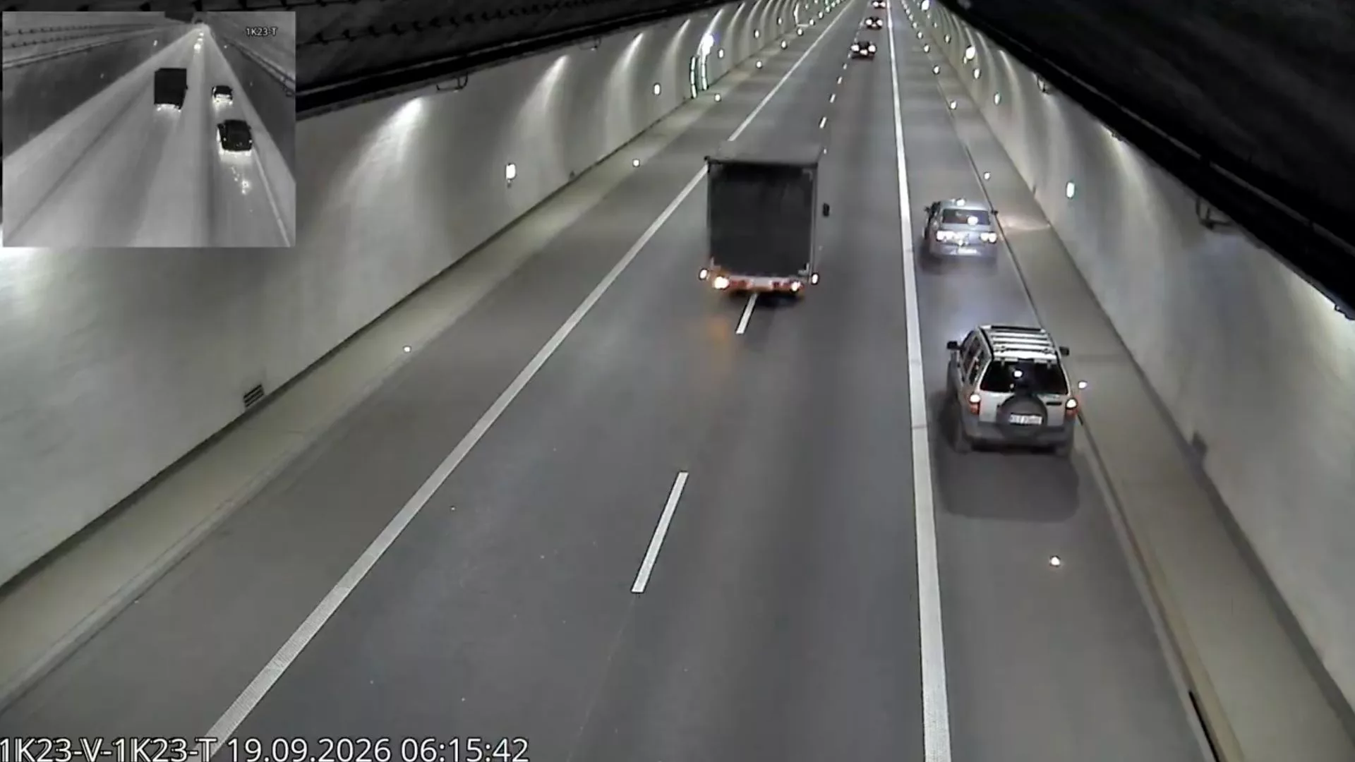 Pożar samochodu w tunelu na S7. Kierowca użył gaśnic z wyposażenia tunelu