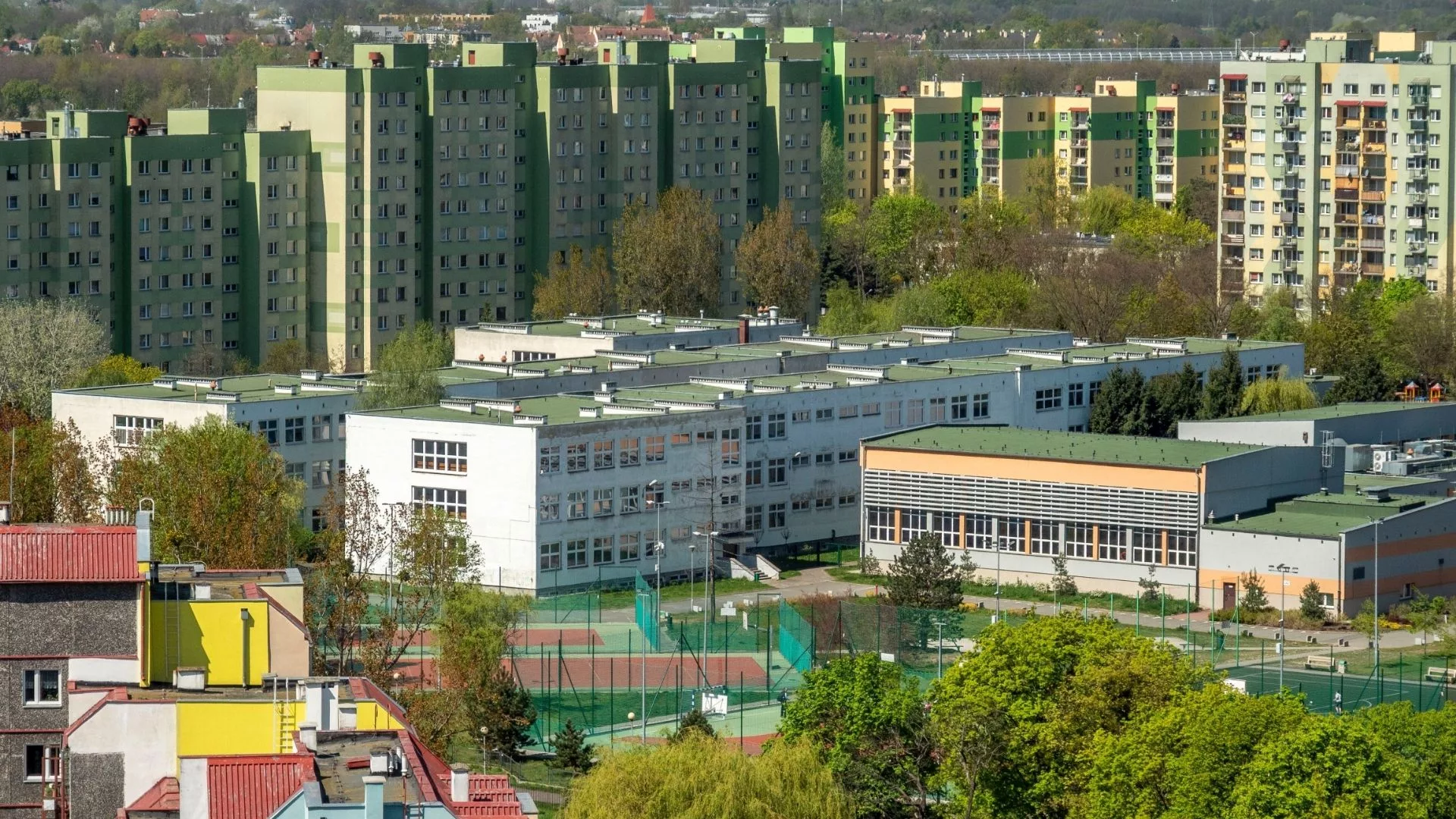 MSWiA przygotuje nowe wytyczne dla szkół. Chodzi o alarmy i zagrożenie z powietrza