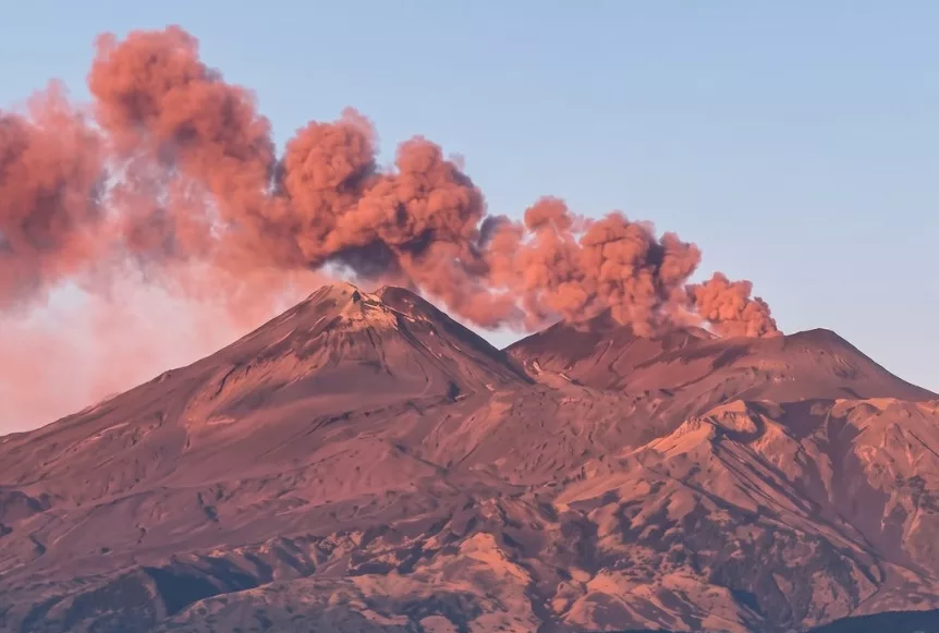 Etna nadal aktywna. Lotnisko w Katanii ma pozostać zamknięte co najmniej do południa