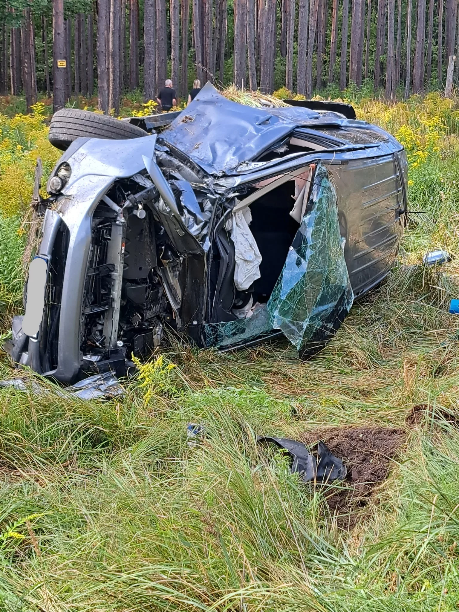 Dwa poważne wypadki na przejazdach kolejowych. 21-latek nie żyje, trzy osoby trafiły do szpitali