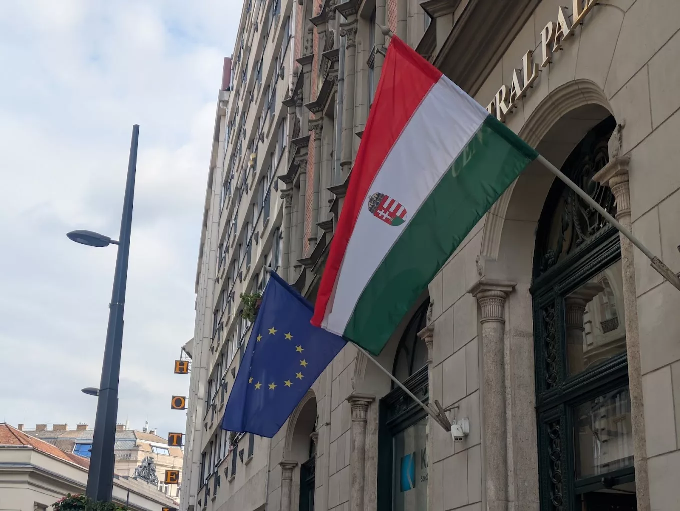 Węgry: nowy urząd przejmuje cztery wielkie śledztwa. Jedno dotyczy brata Viktora Orbána