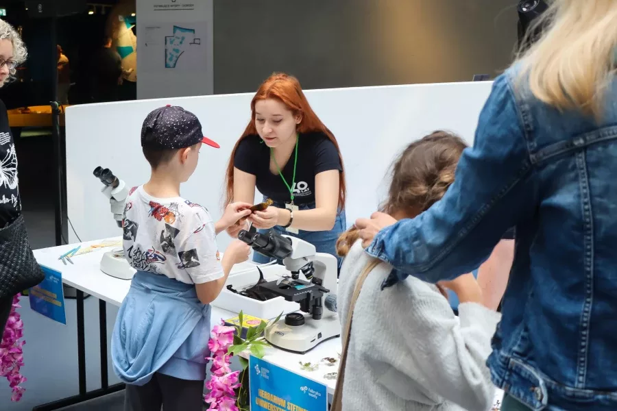 Rodzinny Zlot Naukowców w Szczecinie. Eksperymenty, mikroskopy i programowanie w Edukatorium