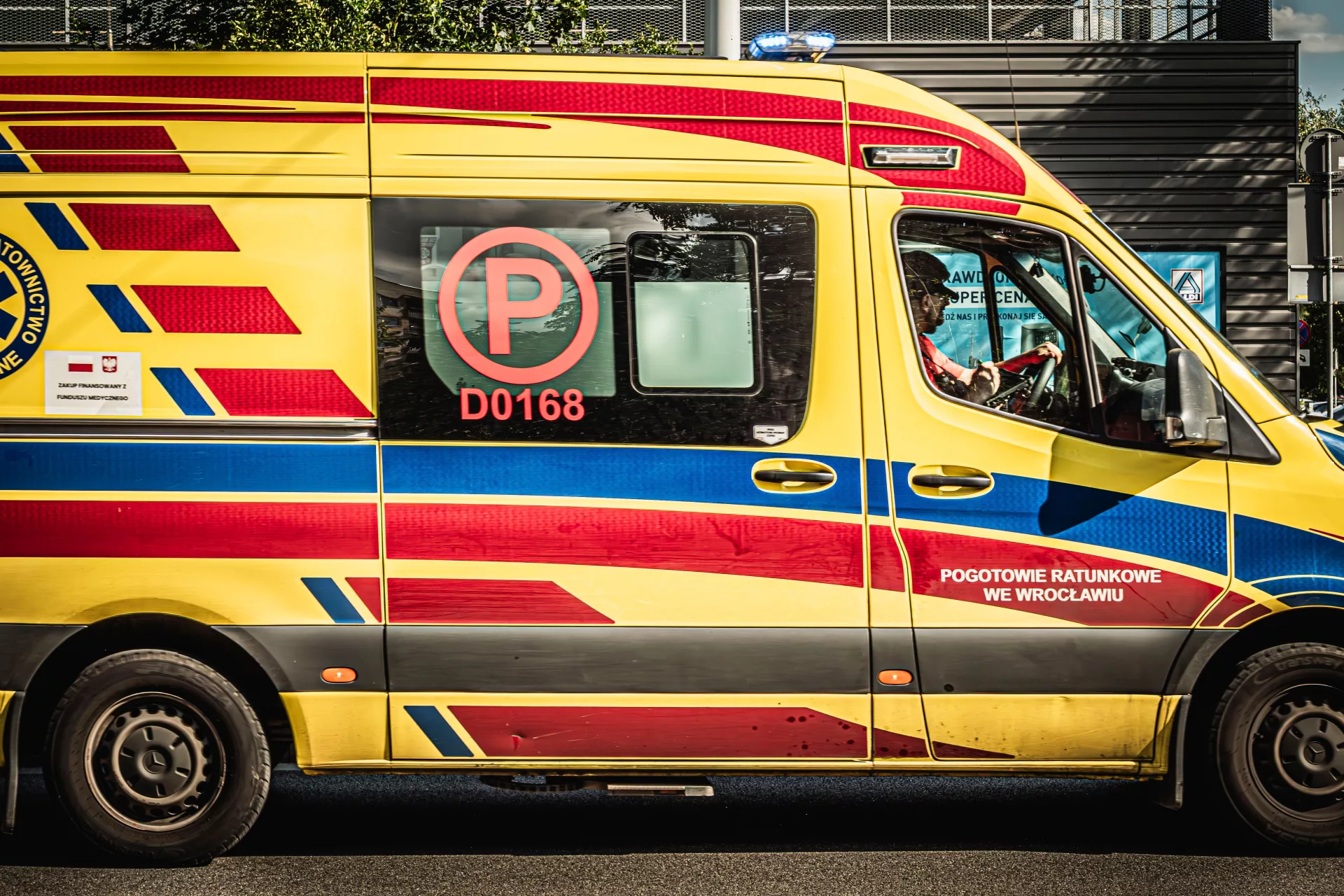 Autokar z 32 dziećmi zderzył się z ciężarówką. Na miejscu lądował śmigłowiec LPR