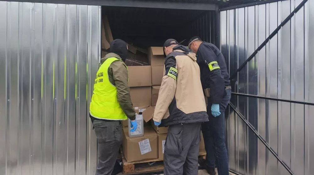Ponad 600 litrów alkoholu i 60 tys. zł w gotówce. Akcja służb w Koszalinie