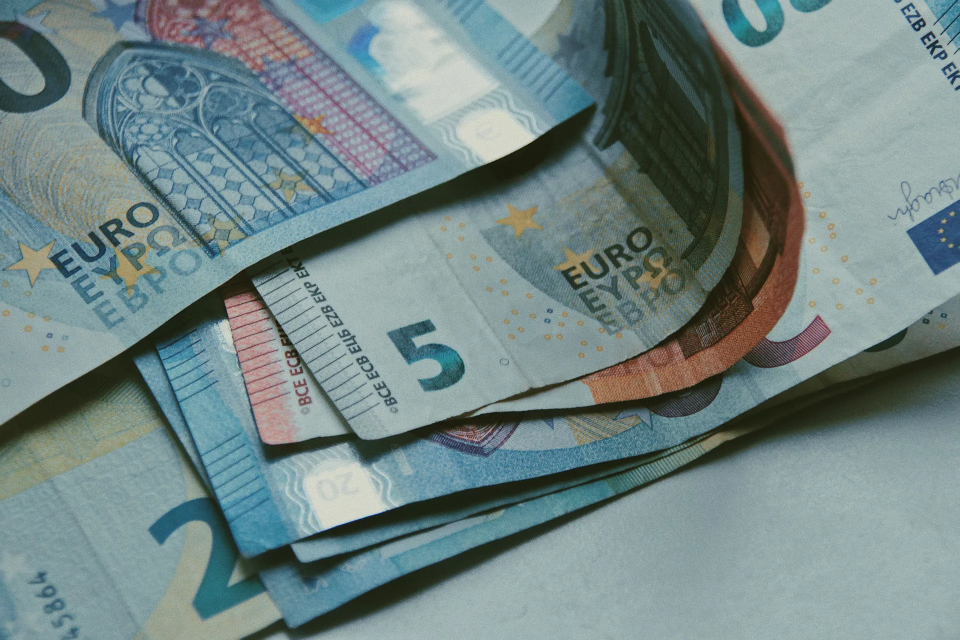 Droga energia ciąży euro. Dlaczego kryzys paliwowy uderza w europejską walutę?