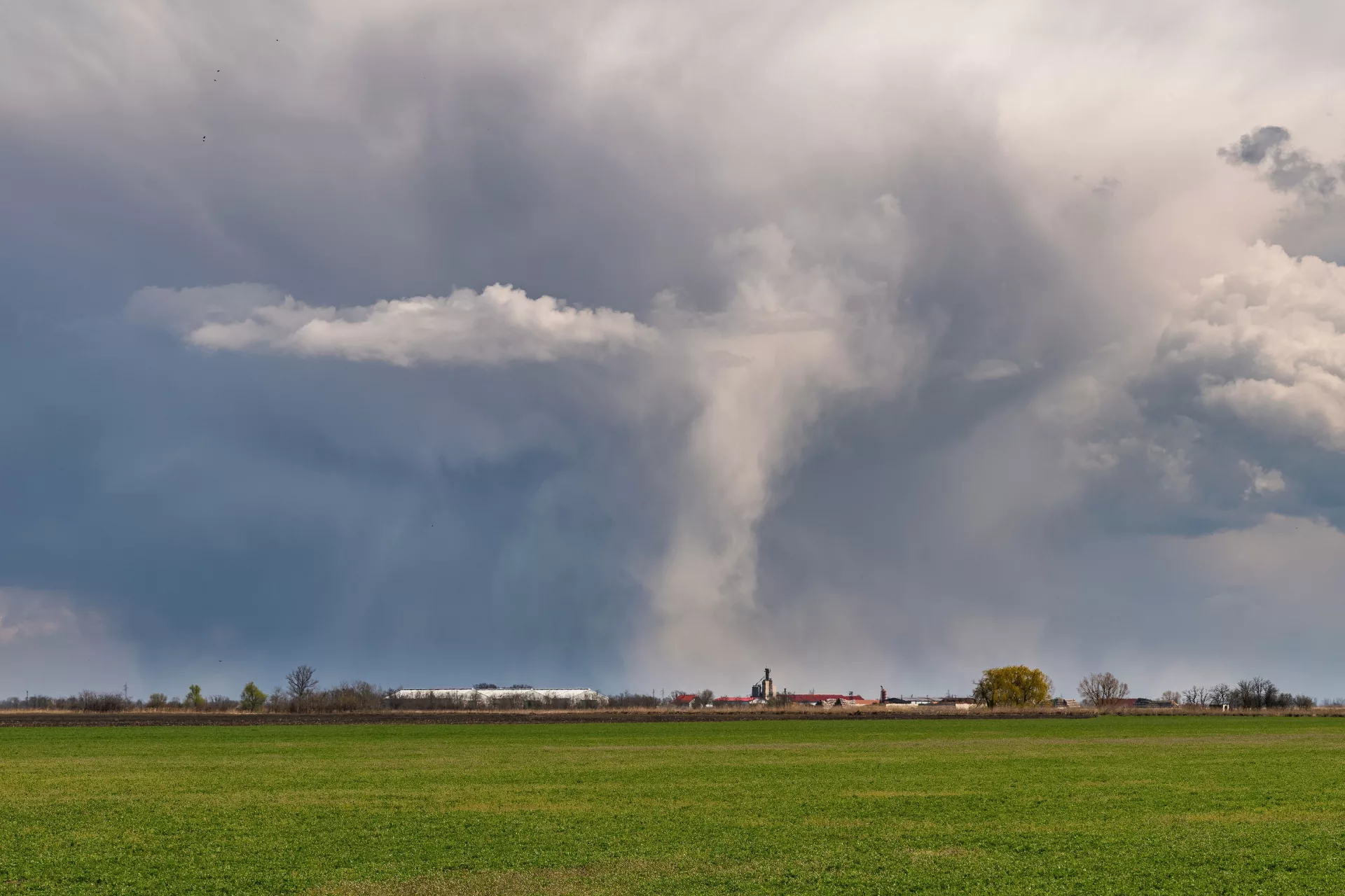 Czy zmiana klimatu oznacza więcej tornad w Europie? Badania wskazują na rosnące zagrożenie burzowe