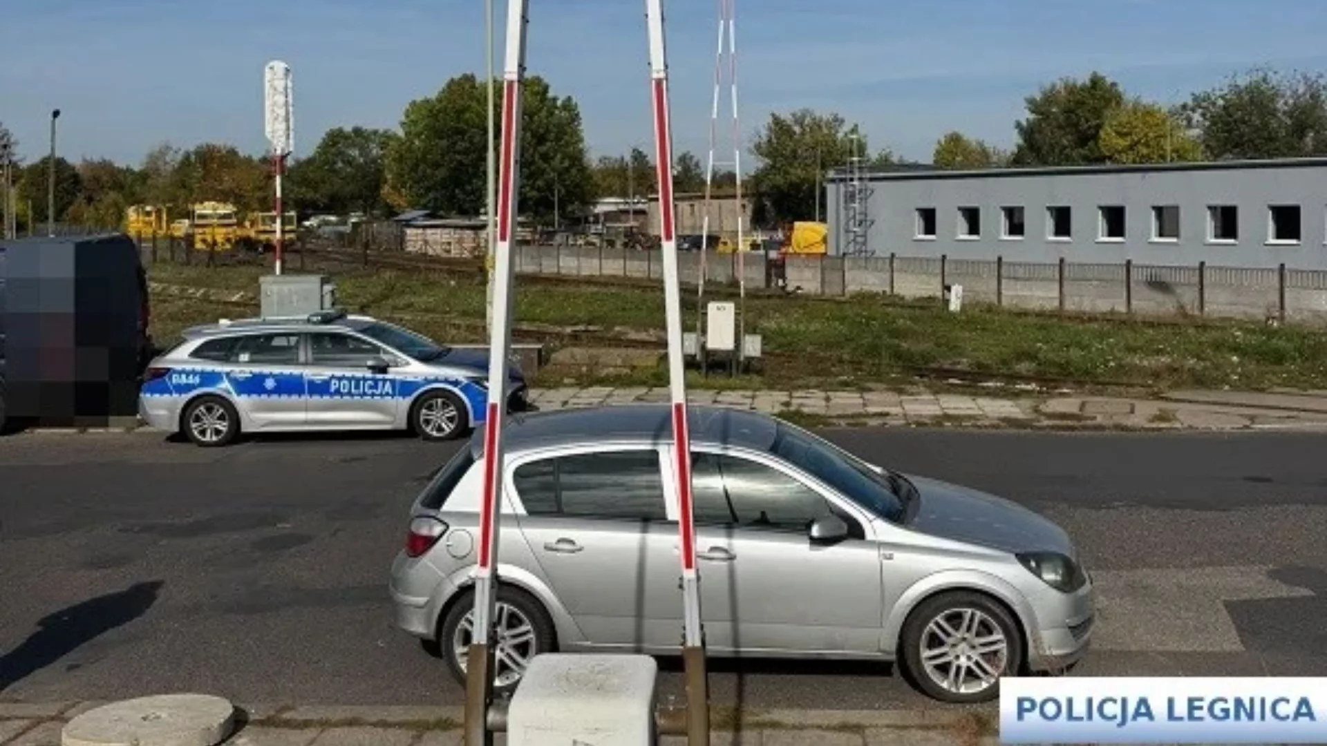 Spieszyła się na pociąg. Zostawiła samochód pod rogatkami