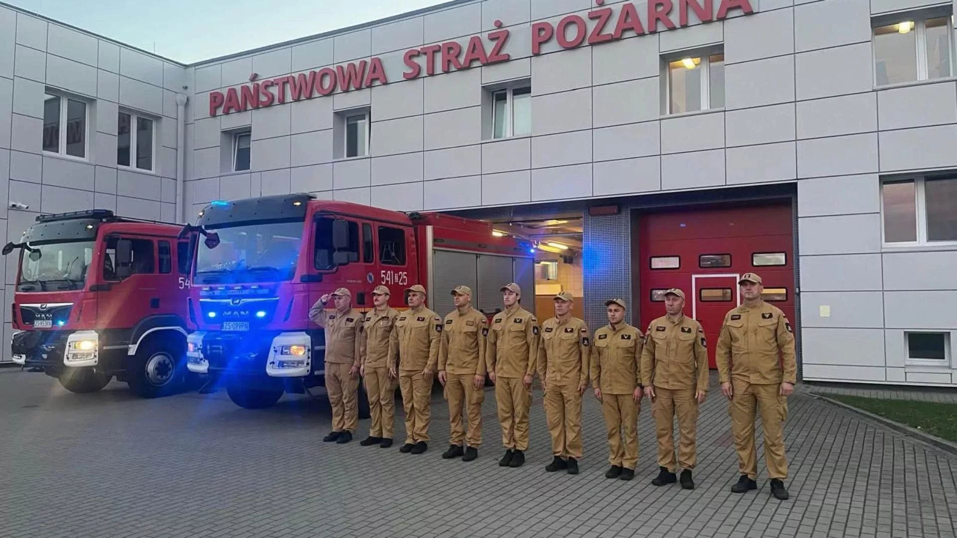Strażacy w całej Polsce oddali hołd poległym kolegom. O godzinie 18 zawyły syreny