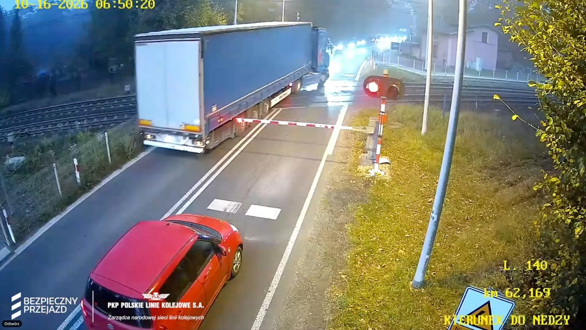 Ominął auta i wjechał ciężarówką na zamknięty przejazd. Nadjeżdżał pociąg