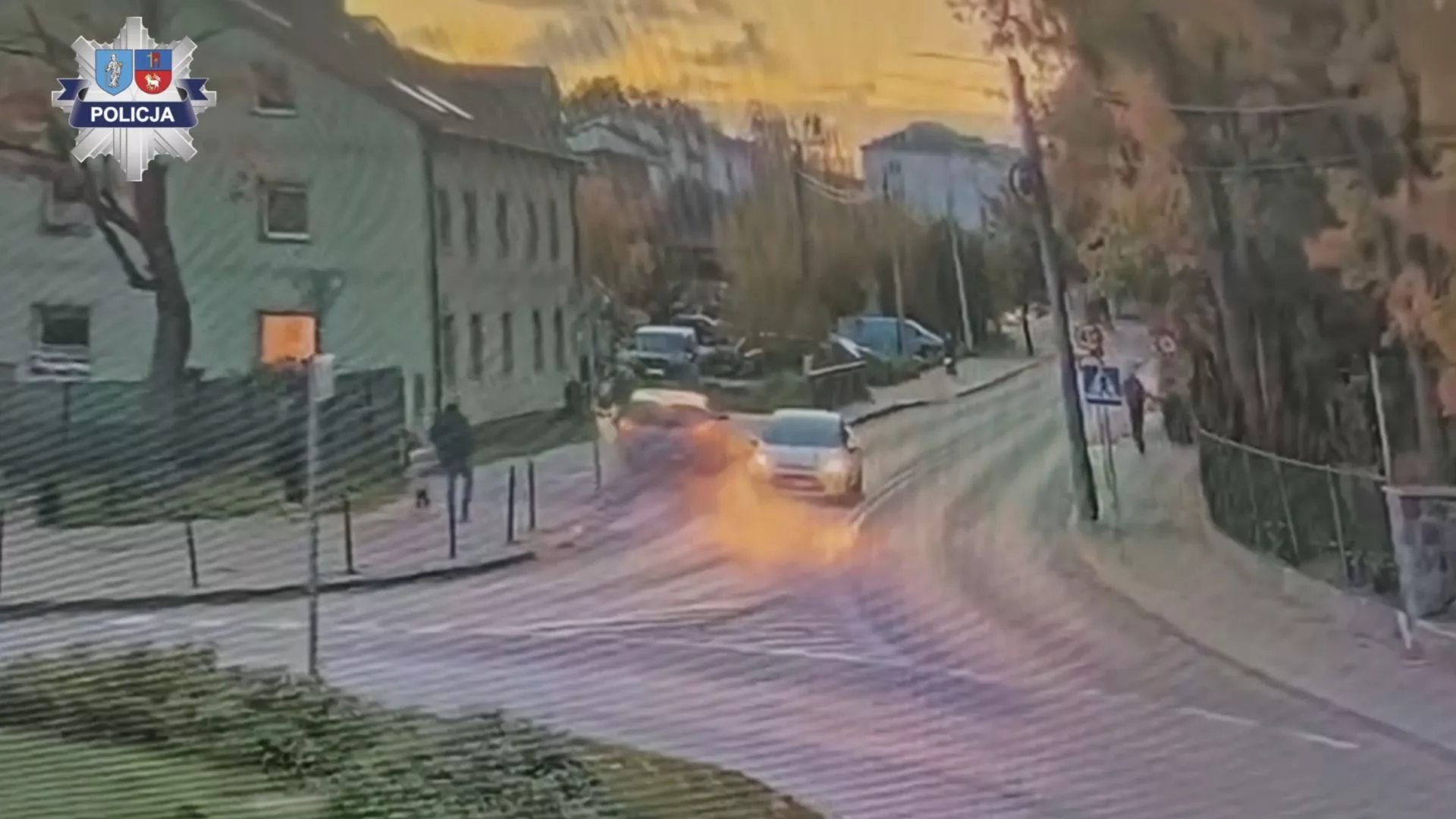O krok od tragedii. Minął dziecko o centymetry i spadł autem z wiaduktu