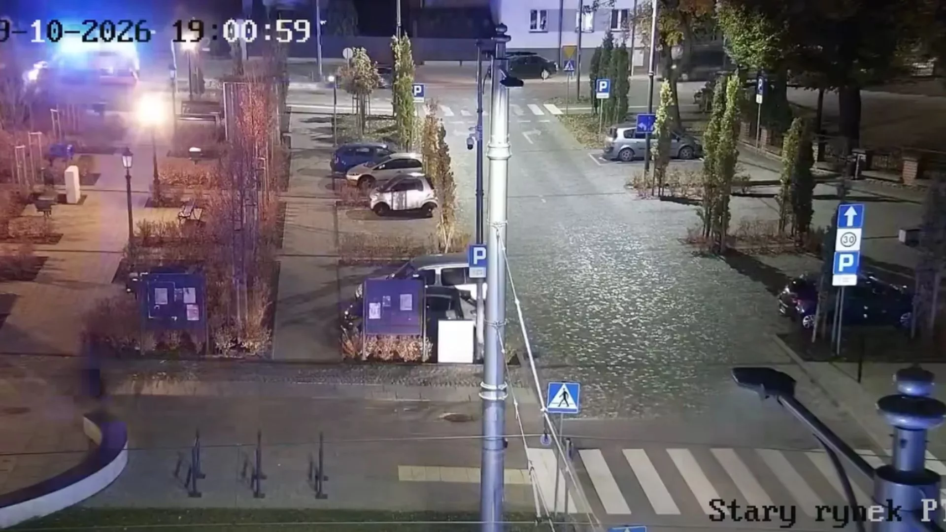 Dwóch nastolatków na jednej hulajnodze uderzyło w betonowy słupek. Posypały się iskry