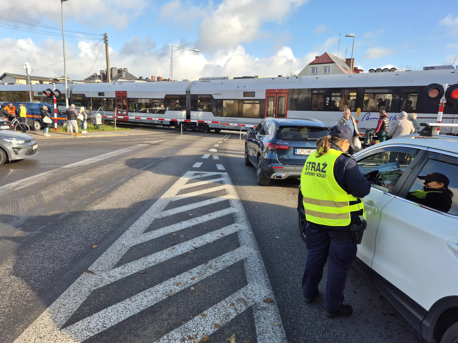 W drodze na cmentarz uważaj także na torach. PLK i policja apelują o ostrożność